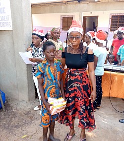 Partage des cadeaux aux enfants